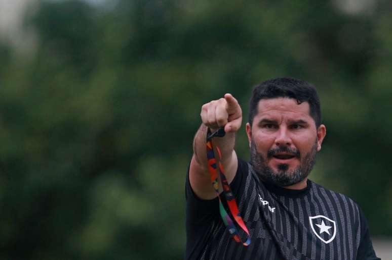 Eduardo Barroca comandou o treino antes de ir à sala de imprensa (Foto: Vitor Silva/SSPress/Botafogo)