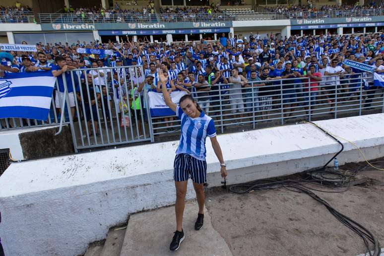 A jogadora Marta, nascida no interior de Alagoas, chega ao Estádio Rei Pelé, na cidade de Maceió (AL), onde será realizada a partida entre CSA e Palmeiras, válida pelo Campeonato Brasileiro da série A, nesta quarta- feira (1º).