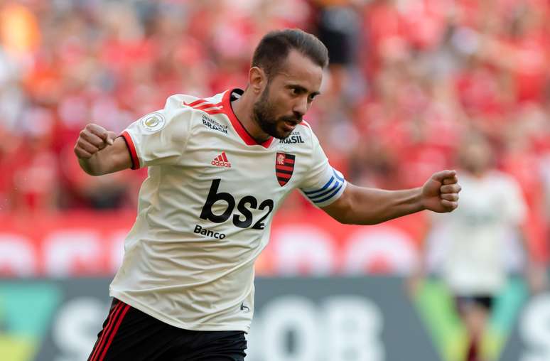 Everton Ribeiro, do Flamengo, comemora o seu gol durante partida contra o Internacional, válida pela segunda rodada do Campeonato Brasileiro 2019, realizada no estádio Beira-Rio, em Porto Alegre (RS), nesta quarta-feira (1º).