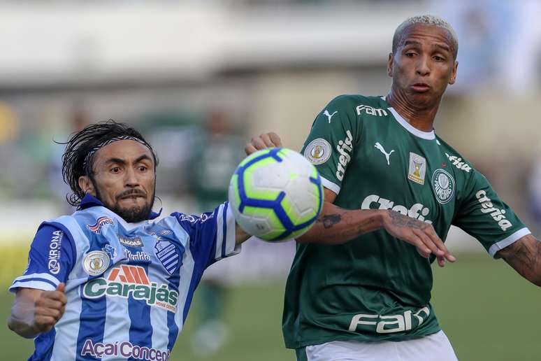 Deyverson (D), do Palmeiras, disputa lance com Apodi, do CSA, em partida válida pela segunda rodada do Campeonato Brasileiro 2019, realizada no Estádio Rei Pelé, Maceió (AL), nesta quarta-feira (1º).