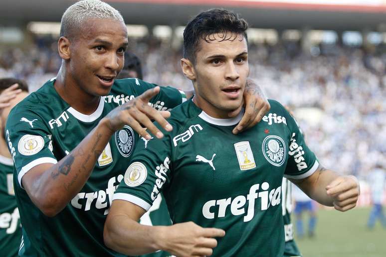 Raphael Veiga, do Palmeiras, comemora ao marcar gol durante partida contra o CSA, válida pela segunda rodada do Campeonato Brasileiro 2019, realizada no Estádio Rei Pelé, Maceió (AL), nesta quarta-feira (1º).