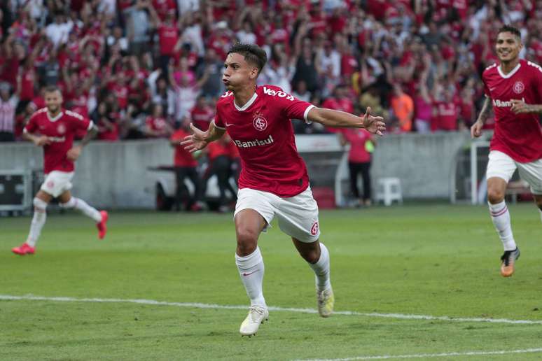 Sarrafiore, do Internacional, comemora ao marcar gol durante partida contra o Flamengo, válida pela segunda rodada do Campeonato Brasileiro 2019, realizada no estádio Beira- Rio, em Porto Alegre (RS), nesta quarta-feira (1º).