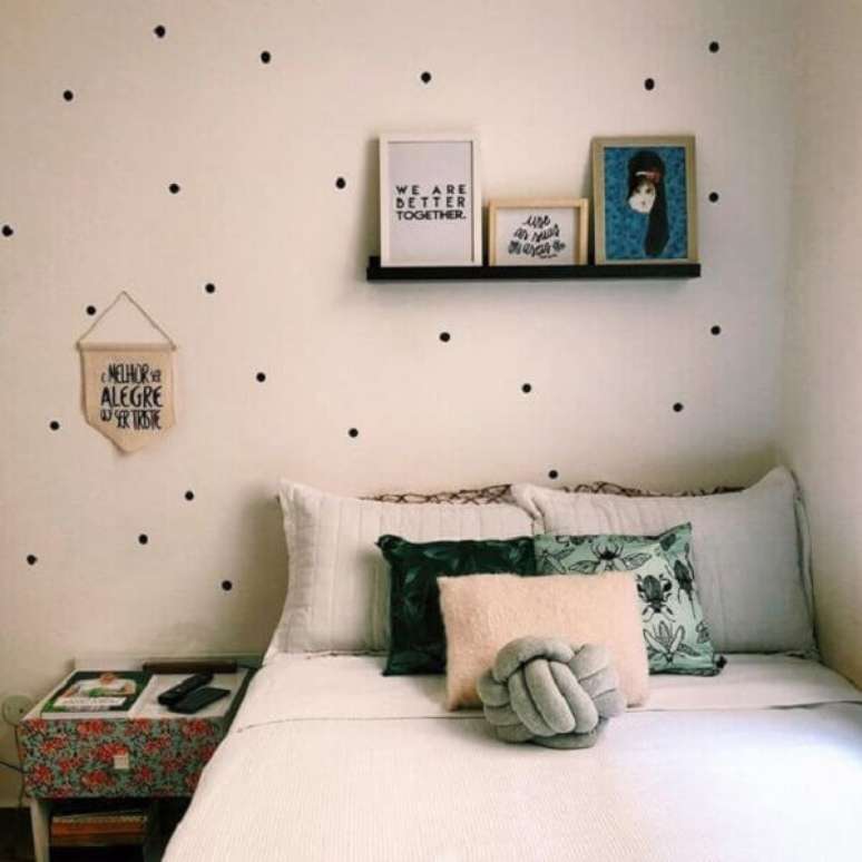 52 – Prateleira para quadros acima da cama complementam a decoração do quarto simples. Fonte Dicas de Mulher
