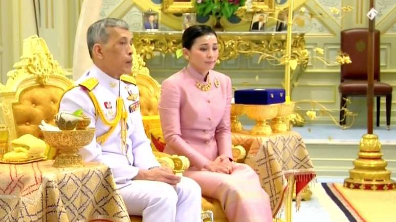 Em 2014, Vajiralongkorn nomeou Suthida Tidjai, uma ex-comiss&aacute;ria de bordo, vice-comandante de sua guarda pessoal