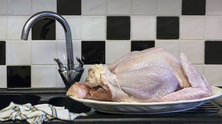 Lavar o frango cru é um hábito comum, mas agências de proteção alimentar afirmam que a prática ajuda a espalhar germes perigosos por toda a cozinha