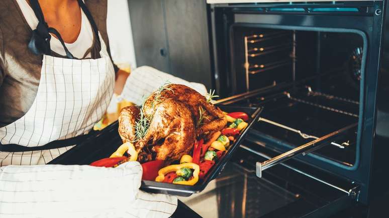 Frango deve estar bem cozido por dentro para garantir que não vai causar infecções