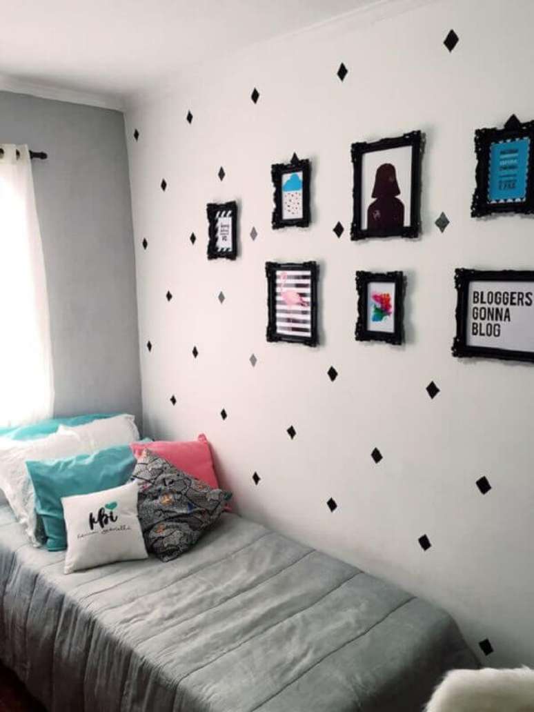 56 – Quadros em moldura preta complementam a decoração do quarto simples. Fonte Pinterest