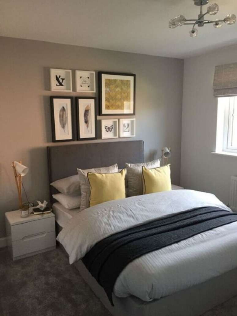 55 – Quadros acima da cama compõem a decoração do quarto simples. Fonte: Pinterest