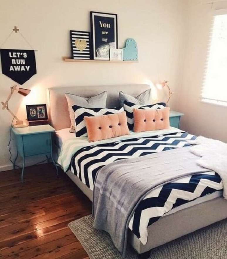 17 – Decoração de quarto simples de casal com quadros e almofadas. Fonte: Pinterest
