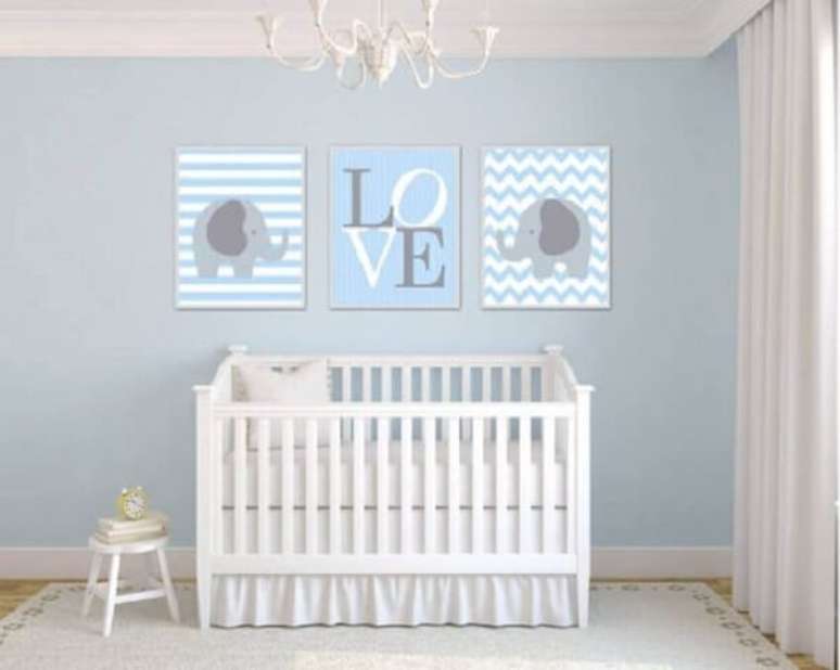 14 – Decoração de quarto simples de bebê em tons azul e branco. Fonte: Etsy