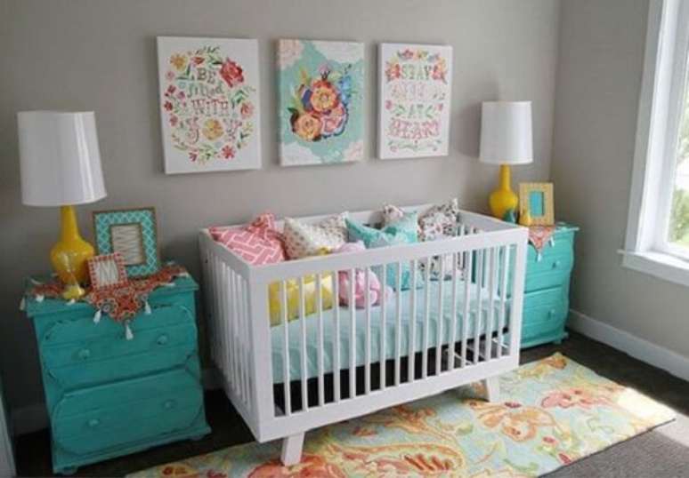 60 – Detalhes coloridos fazem a diferença na decoração do quarto simples e bebê. Fonte: Sou Mãe