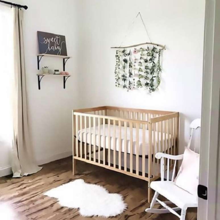 12 – Tapete pequeno e parede com tecido compõem a decoração do quarto de bebê simples. Fonte: Revista Viva Decora