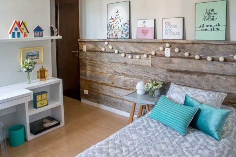10 – Cabeceira de madeira demolição compõem a decoração de quarto simples e barato. Projeto de Danyela Corrêa