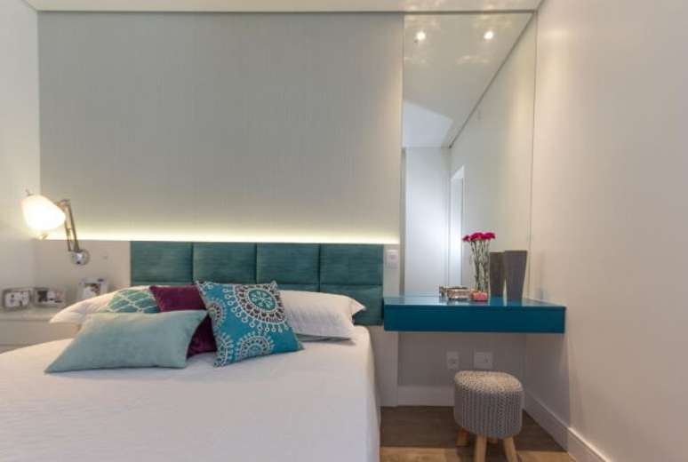 9 – Almofadas coloridas para decoração de quarto de casal simples. Projeto de Elen Saravalli