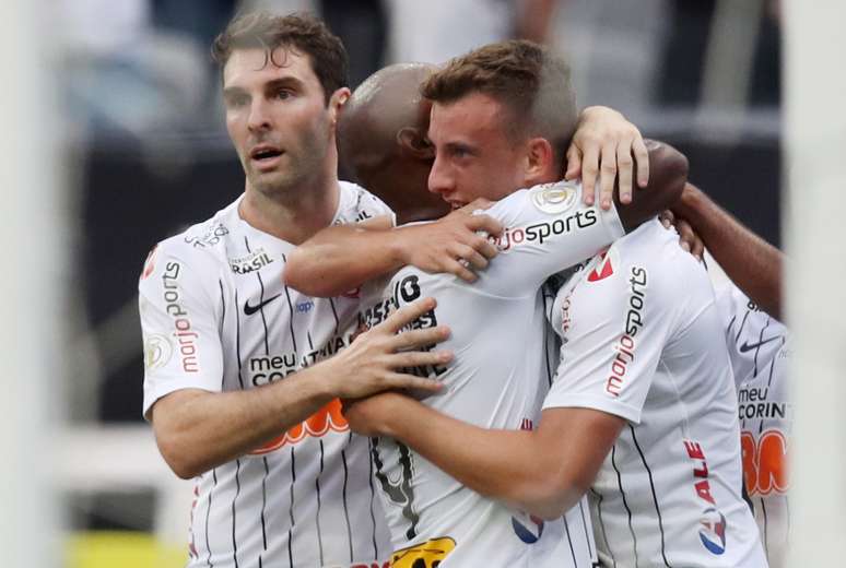 Love e Boselli abraçam Carlos Augusto, autor do gol do Corinthians contra a Chape