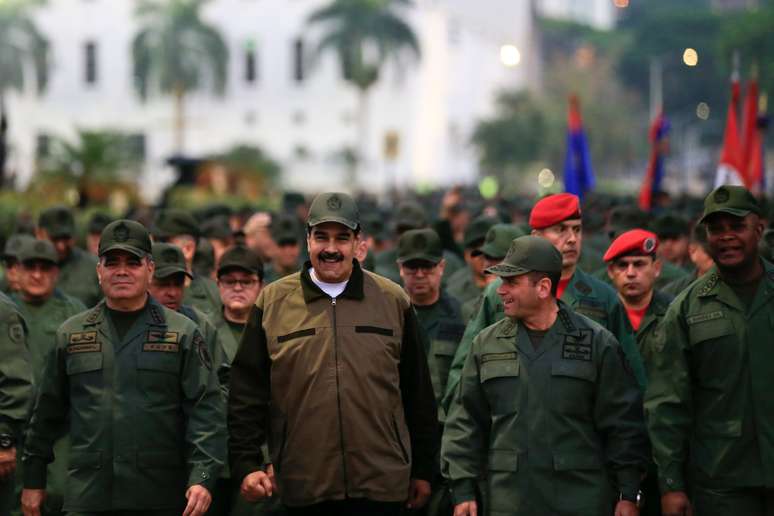 Presidente da Venezuela, Nicolás Maduro, ao lado de militares em Caracas
02/05/2019
Palácio Miraflores/Divulgação via REUTERS