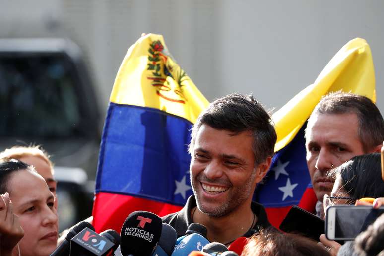 Leopoldo López dá entrevista coletiva na residência do embaixador espanhol em Caracas
02/05/2019
REUTERS/Carlos Garcia Rawlins