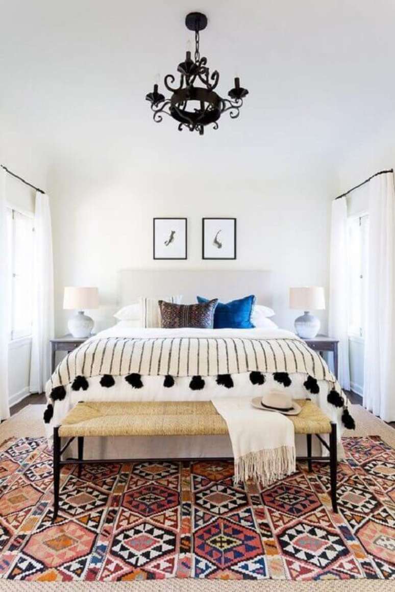 49 – O recamier ao pé da cama que compõem a decoração de quarto simples serve de apoio para acessórios do casal. Fonte Casoca