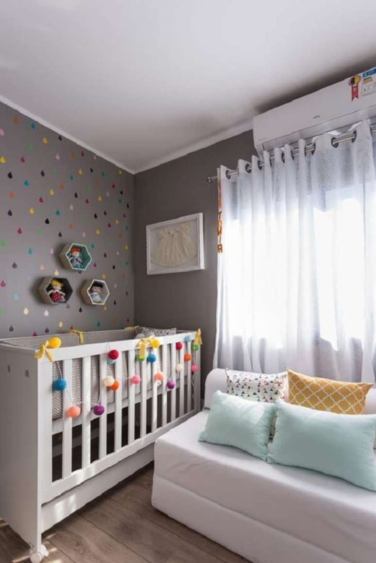 62 – Móveis brancos complementam a decoração do quarto simples de bebê. Fonte: A mãe coruja