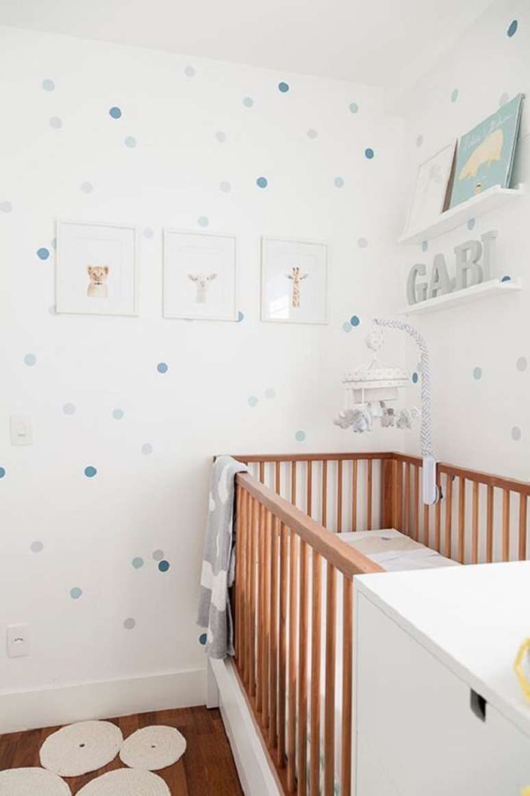 30 – Prateleira branca compõem a decoração do quarto simples de bebê. Fonte: Revista Viva Decora