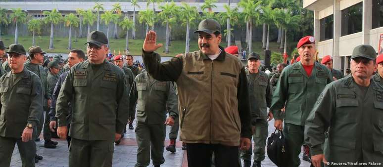 Maduro participa de ato em base militar ao lado do alto comando das Forças Armadas