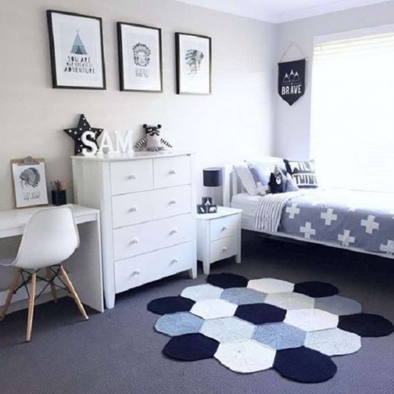 36 – As cores do tapete alegram o ambiente de quarto simples. Fonte Casa e Construção