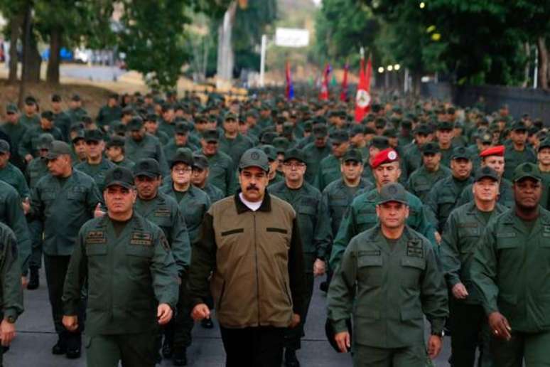 Maduro aparece em vídeo com militares e destaca fidelidade