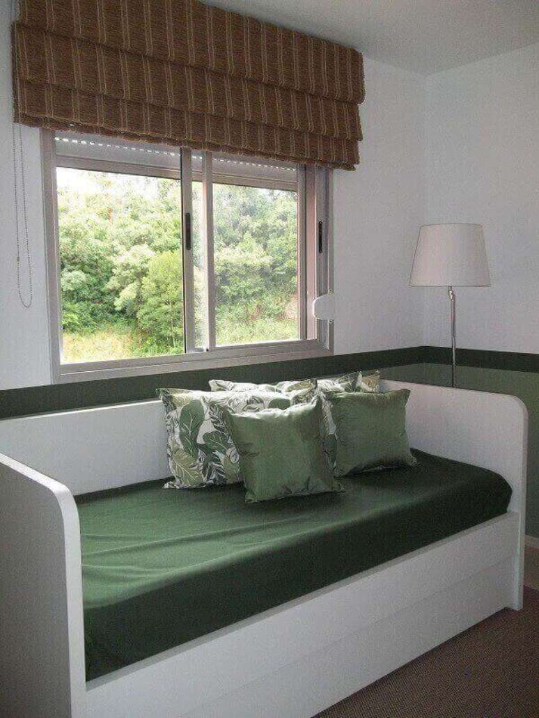 13 – Cama embutida com gavetas compõem a decoração do quarto simples. Projeto de Letícia Almeida