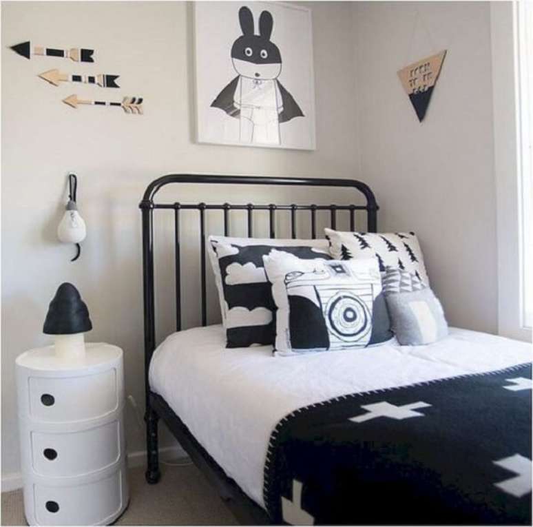 58 – Cabeceira vintage complementa a decoração de quarto simples. Fonte Pinterest