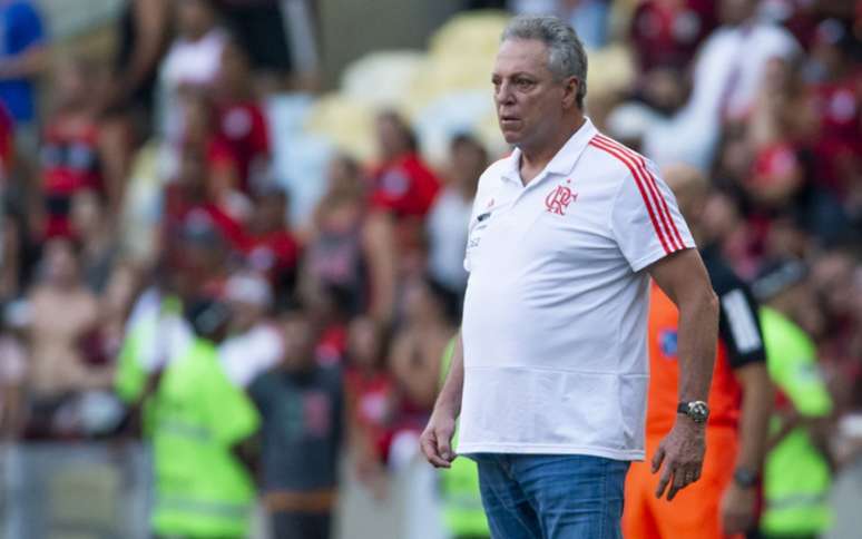 Abel Braga no comando do Flamengo: são 15 vitórias, cinco empates e quatro derrotas (Foto: Celso Pupo/Fotoarena)