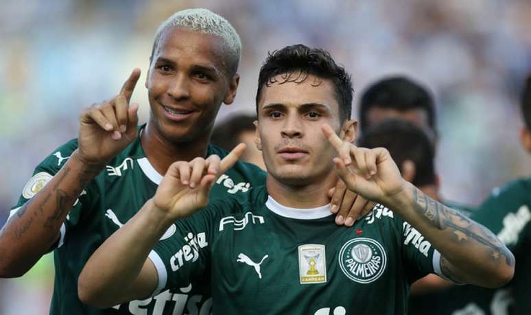 Deyverson celebra com Veiga: nenhum atacante faz gol ou dá assistência há três jogos (Cesar Greco/Ag. Palmeiras)