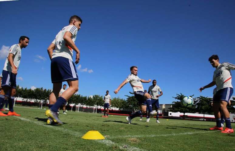 Reservas do Tricolor treinaram com bola em Goiânia (Rubens Chiri/saopaulofc.net)
