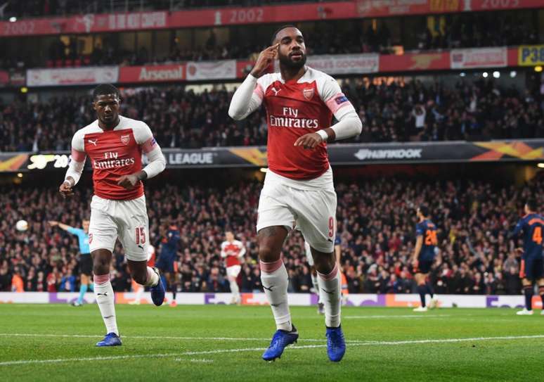 Lacazette, com dois gols, foi o homem da partida (Foto: Reprodução/Twitter)