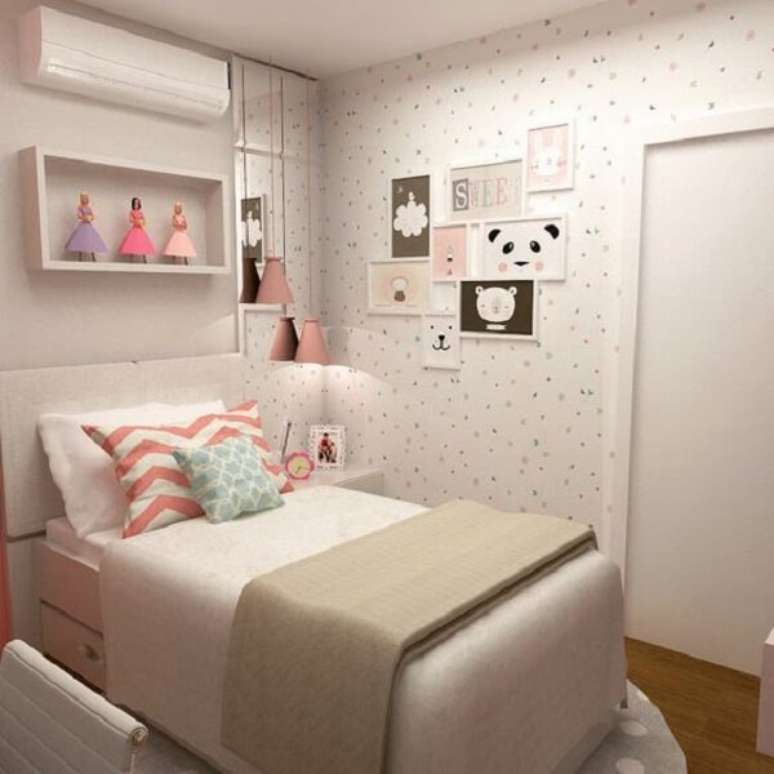 28 – O papel de parede complementa a decoração de quarto simples de menina. Fonte: Pinterest