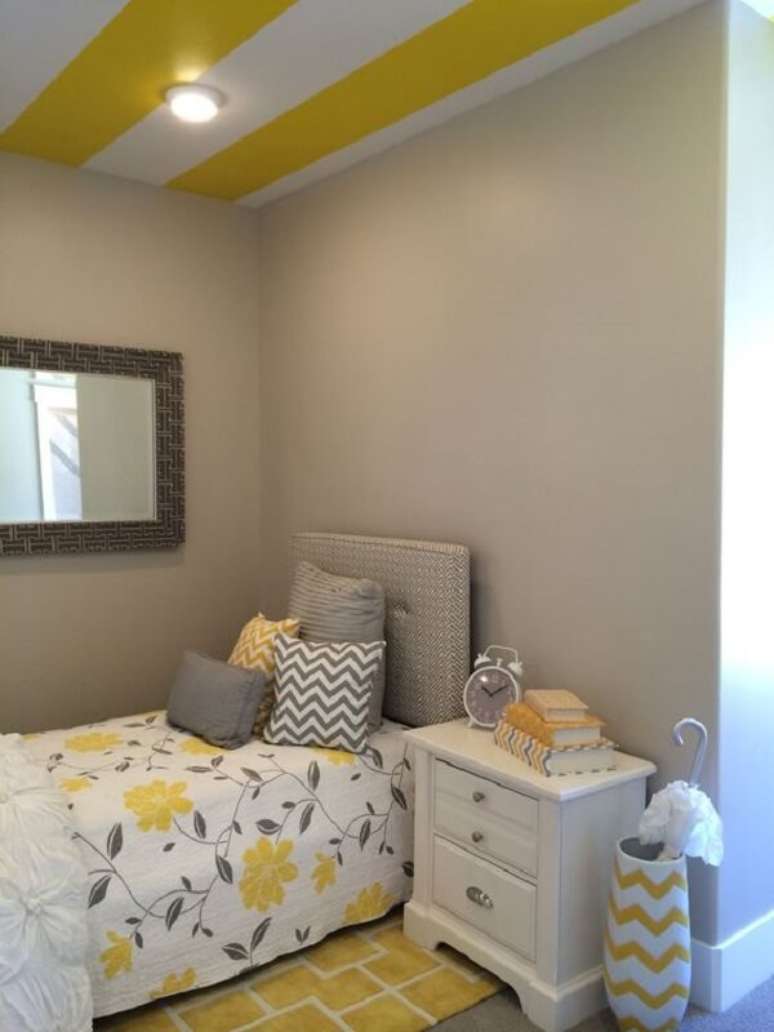 23 – Decoração de quarto simples em tons de amarelo e cinza. Fonte: Pinterest