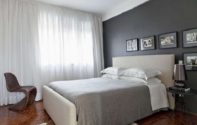 51 – Poucos móveis compõem a decoração de quarto simples de casal. Fonte Feito Decoração