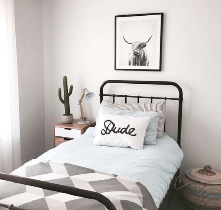 41 – Decoração de quarto simples com cama de solteiro. Fonte Pinterest