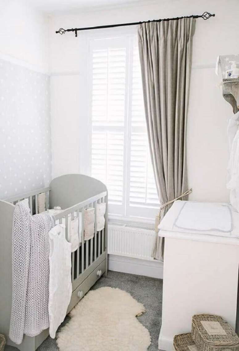 35 – Utilize tons neutros na decoração de quarto simples de bebê. Fonte: Home Decoo