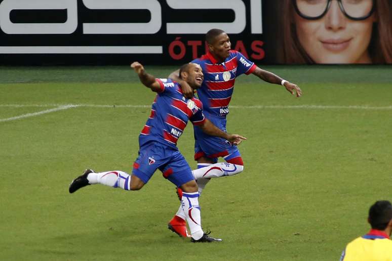 Edinho, do Fortaleza, comemora seu gol durante partida contra o Athletico Paranaense, válida pela segunda rodada do Campeonato Brasileiro 2019, na Arena Castelão, na capital cearense, nesta quarta-feira (1º).