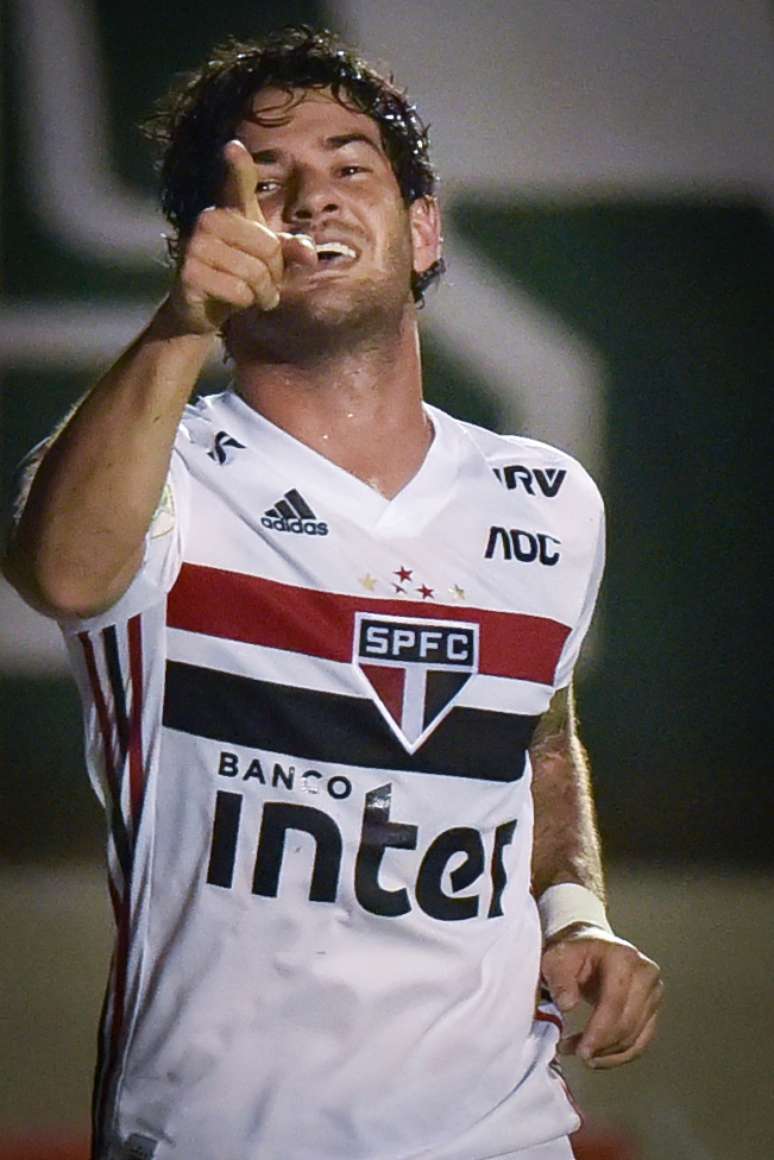 Alexandre Pato, do São Paulo, comemora seu gol durante partida contra o Goiás, válida pela segunda rodada do Campeonato Brasileiro 2019, no estádio Serra Dourada, em Goiânia, nesta quarta-feira.