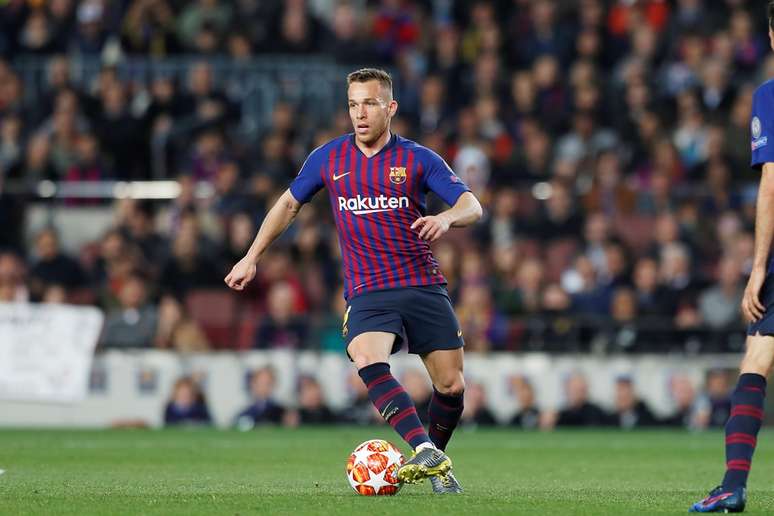 O brasileiro Arthur defende o Barcelona