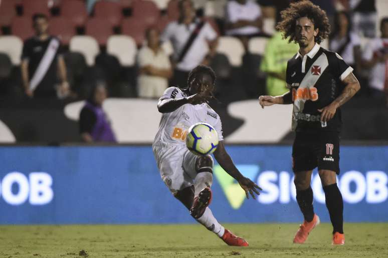 Yimmy Char&aacute;, do Atl&eacute;tico Mineiro, chuta para marcar gol em partida contra o Vasco v&aacute;lida pela segunda rodada do Campeonato Brasileiro 2019, no Est&aacute;dio S&atilde;o Janu&aacute;rio, no Rio de Janeiro, nesta quarta-feira.