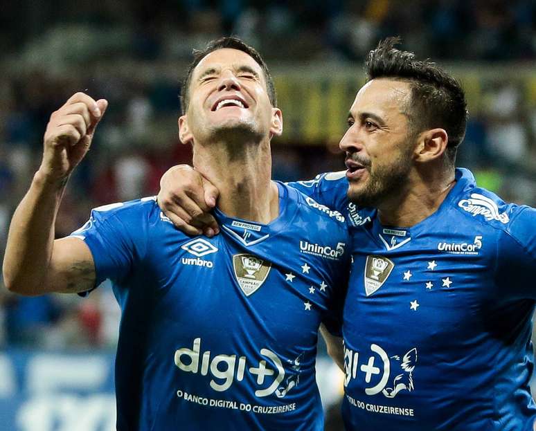 Thiago Neves, do Cruzeiro, comemora o seu gol em partida contra o Ceará válida pela segunda rodada do Campeonato Brasileiro 2019, no estádio Mineirão, em Belo Horizonte, nesta quarta- feira (1).