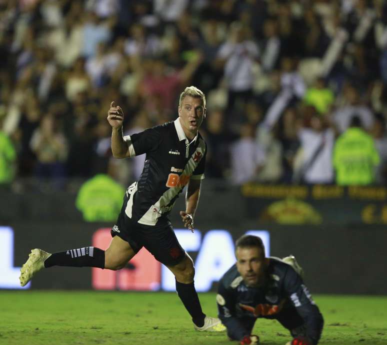 Maxi López, do Vasco, comemora o seu gol na partida contra o Atlético Mineiro válida pela segunda rodada do Campeonato Brasileiro 2019, no Estádio São Januário, no Rio de Janeiro, nesta quarta- feira.