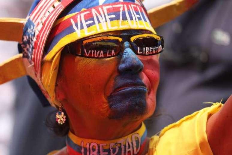 Venezuelana protesta contra Nicolás Maduro em Caracas