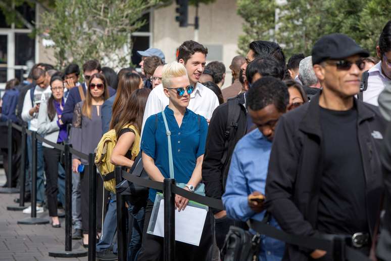 Pessoas em fila de feira de empregos em Los Angeles, na Califórnia
08/03/2019
REUTERS/Monica Almeida
