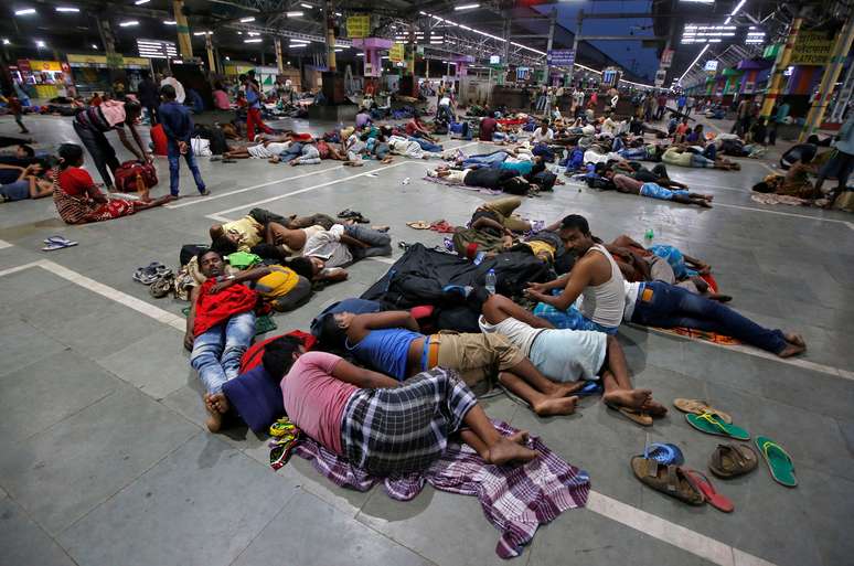 Passageiros presos em estação de trem de Kolkata após cancelamento de viagens devido ao ciclone Fani na Índia
03/05/2019
REUTERS/Rupak De Chowdhuri