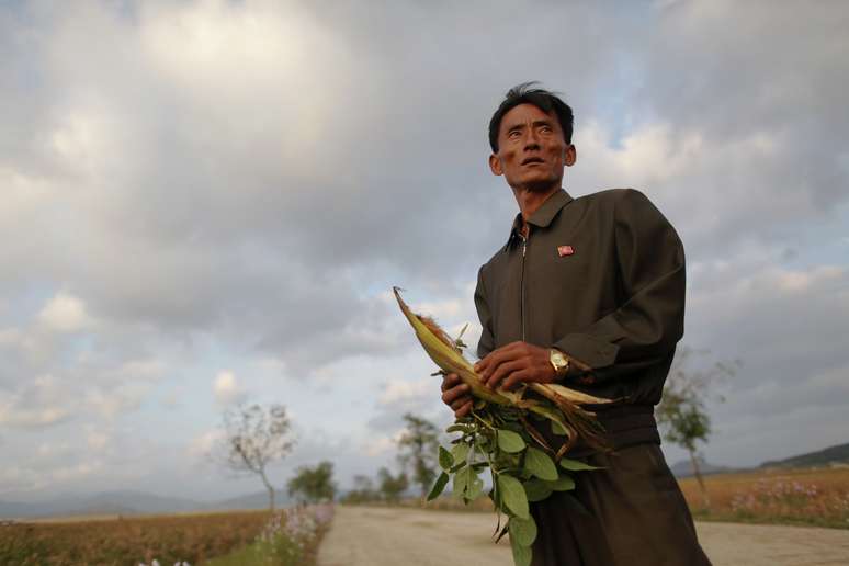 Gerente de cooperativa de agricultores da Coreia do Norte em &aacute;rea de plantio afetada por problemas clim&aacute;ticos
29/09/2011
REUTERS/Damir Sagolj