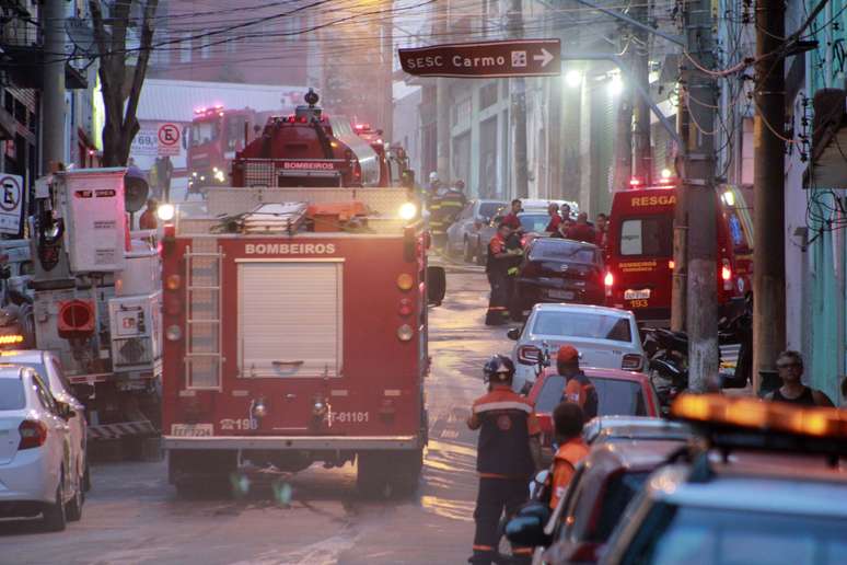 Incêndio em apartamento na Rua das Carmelitas, na Sé, em São Paulo (SP), na madrugada desta sexta-feira (3), deixou um homem ferido. Viaturas do corpo de bombeiros atendiam uma ocorrência de vazamento de gás em uma obra da Comgás na rua Tabatinguera, próximo ao prédio, quando o incêndio começou no apartamento