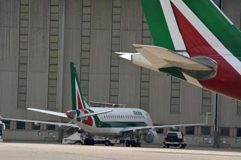 Aviões da Alitalia no aeroporto de Fiumicino, em Roma